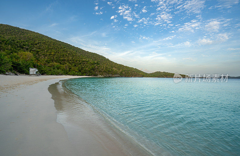 在美属维尔京群岛的热带加勒比海圣约翰岛著名的主干湾上，充满活力的日出