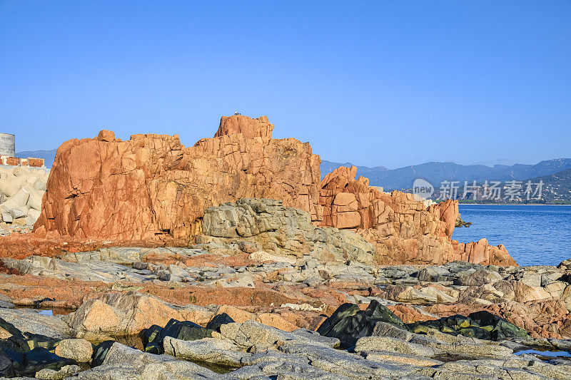 阿尔巴塔克斯的红岩，位于意大利撒丁岛东海岸的一个沿海村庄