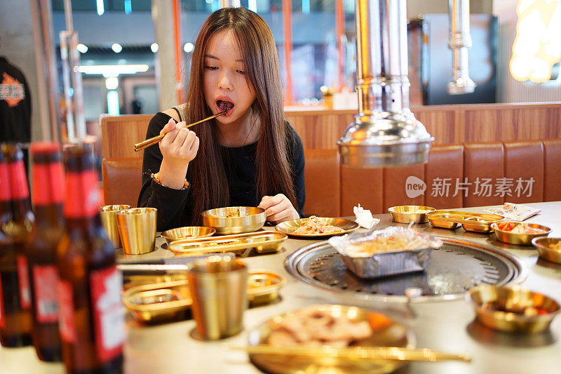 年轻女子在餐厅用餐