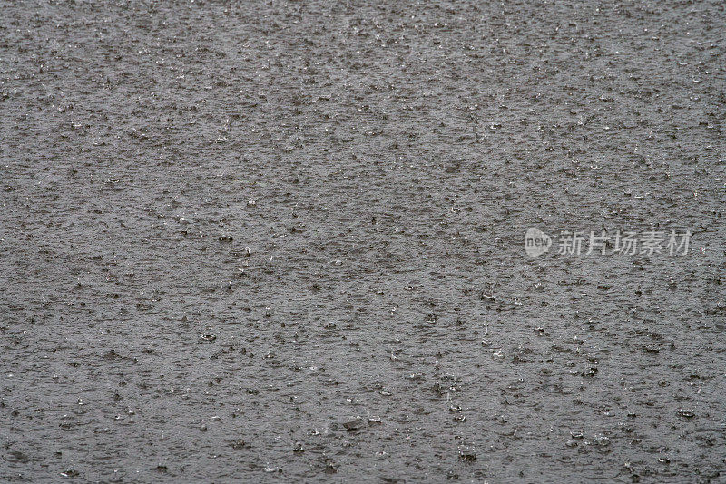 大雨中湖面