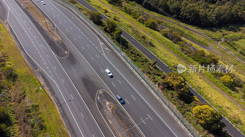 多车道高速公路鸟瞰图