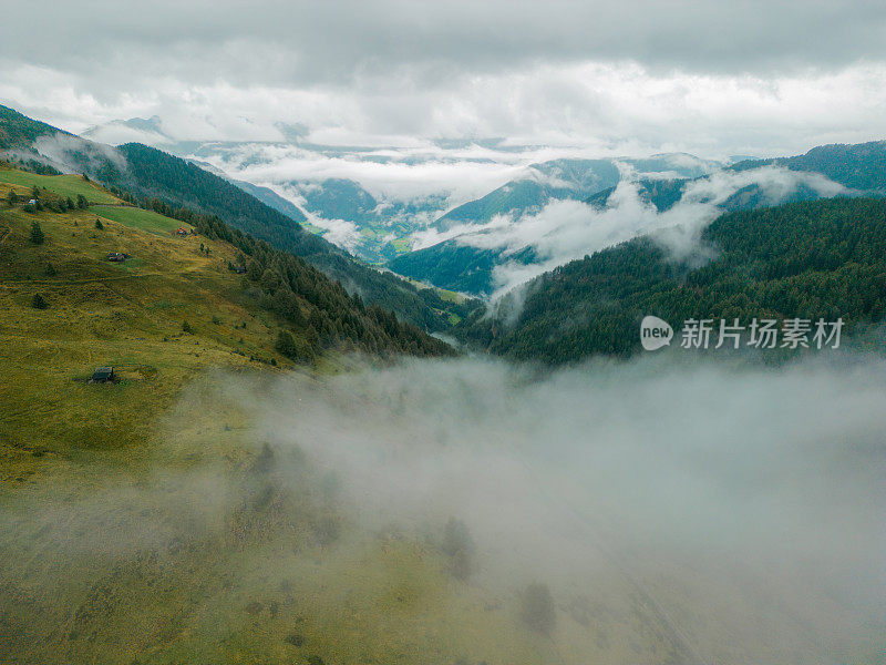 夏季日落时白云石山脉的鸟瞰图