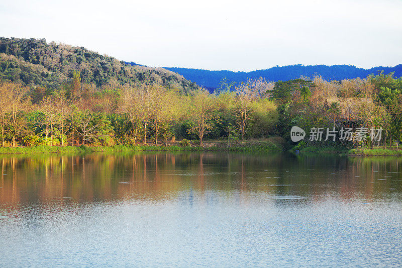 泰国中东部湖泊周围的丘陵和林地景观