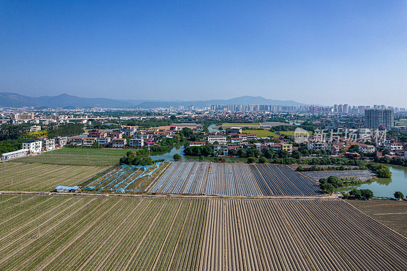 鸟瞰图农村地区和农田在城市的郊区河边