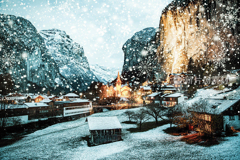 瑞士劳特布伦南，冬天夜晚迷人的旅游高山村庄，著名的教堂和施托巴赫瀑布