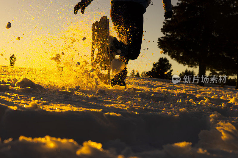 穿着迷你滑雪鞋的滑雪者在雪坡上奔跑的剪影