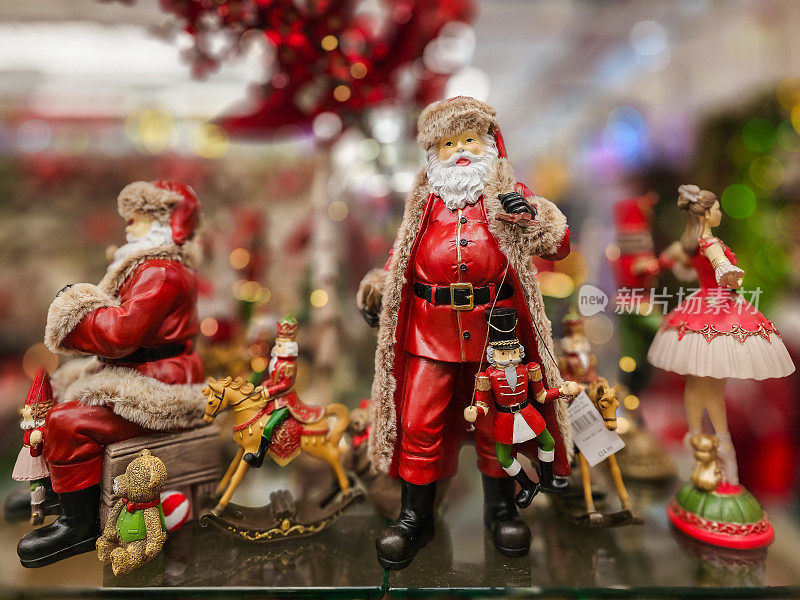 圣诞老人在商店里装饰圣诞陈列柜