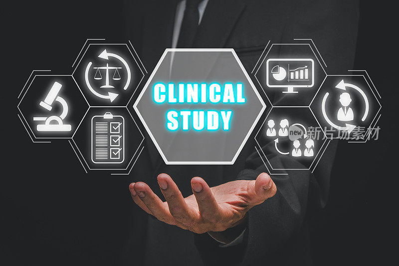 临床研究概念，商人手持虚拟屏幕上的临床研究图标。