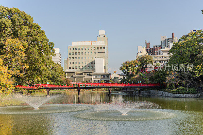 秋天，日本大阪天王寺公园里美丽的湖底池、红木桥和川池