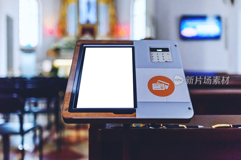 模拟白色屏幕。为教会捐款而设的电子卡付款终端机。教堂里收费的信用卡读卡器。副本的空间。