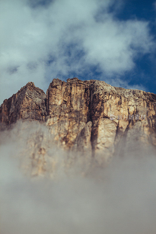 白云石山脉的山景