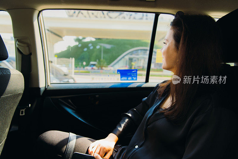 女企业家在迪拜市乘坐出租车