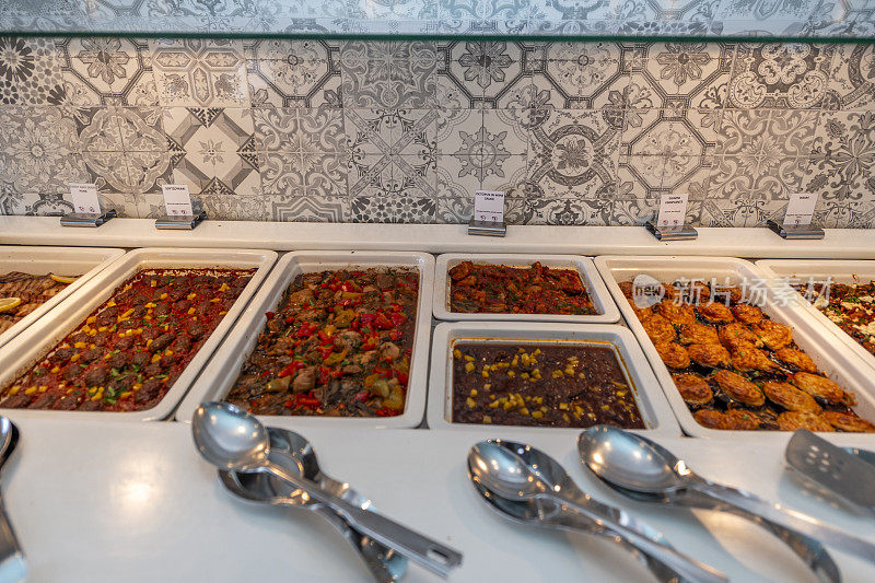在豪华餐厅提供自助餐。