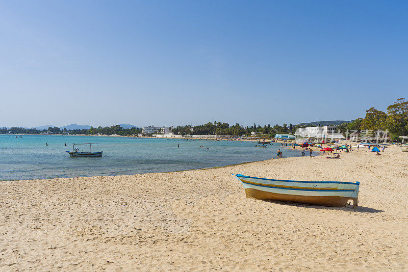 突尼斯哈马梅特沙滩上的传统渔船。