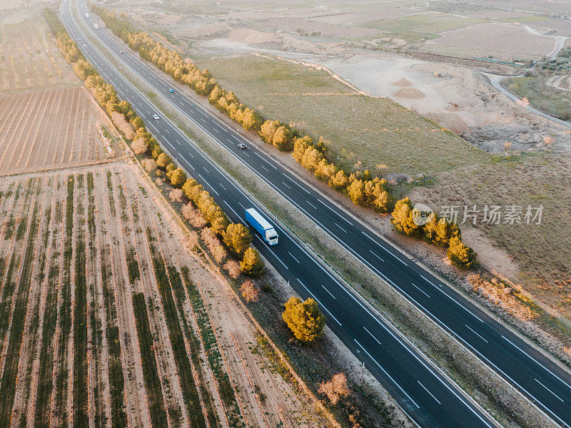 公路上有卡车从上面飞过