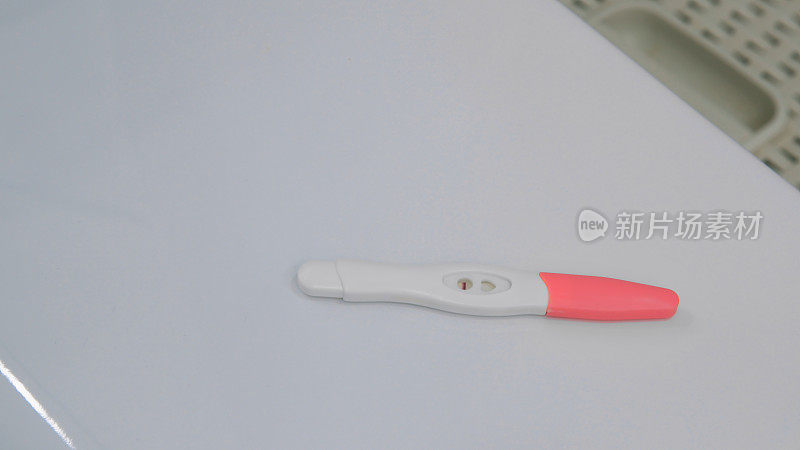 白色的桌子上放着一行阴性结果的妊娠试纸