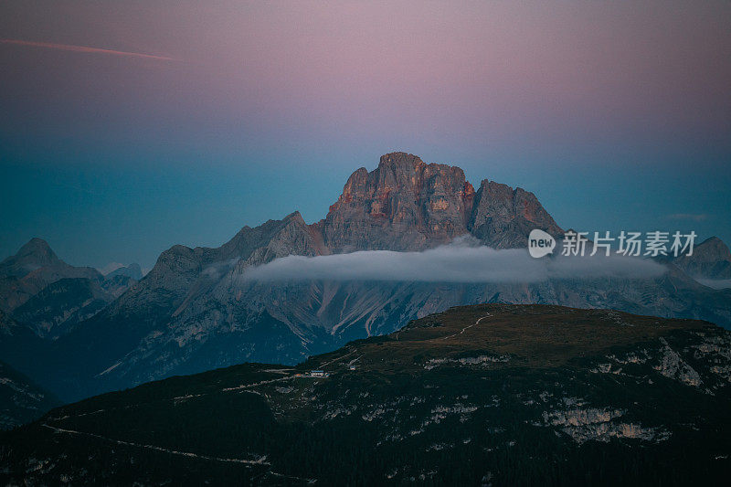 高耸的山峰在云层之上的宁静风景。特伦蒂诺山谷绝佳的旅游景点