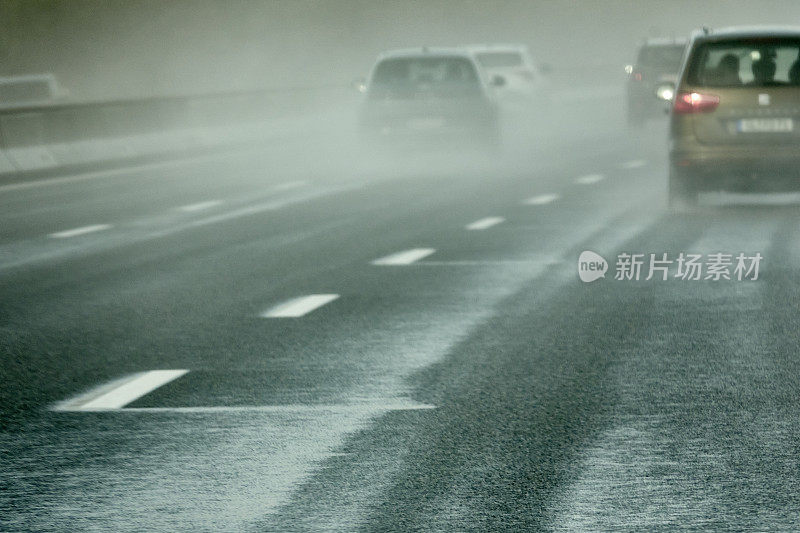 大雾和恶劣天气下的德国高速公路