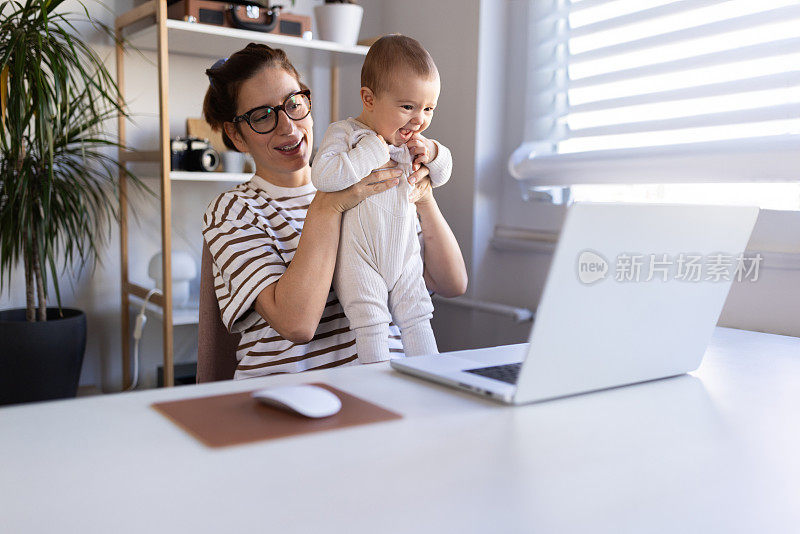 母亲和她的孩子在办公室玩得很开心