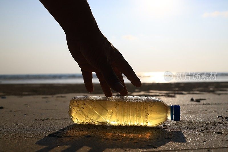塑料水瓶污染海滩环境概念，塑料水瓶在海滩上乱扔，给地球造成生态灾难