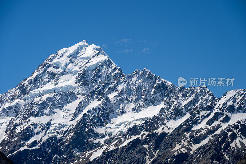 库克山白雪皑皑的山峰