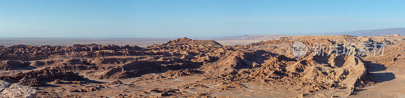 智利阿塔卡马沙漠中，月亮谷的红色岩石和盐层的全景。