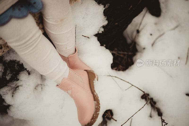 雪地里穿着靴子的孩子