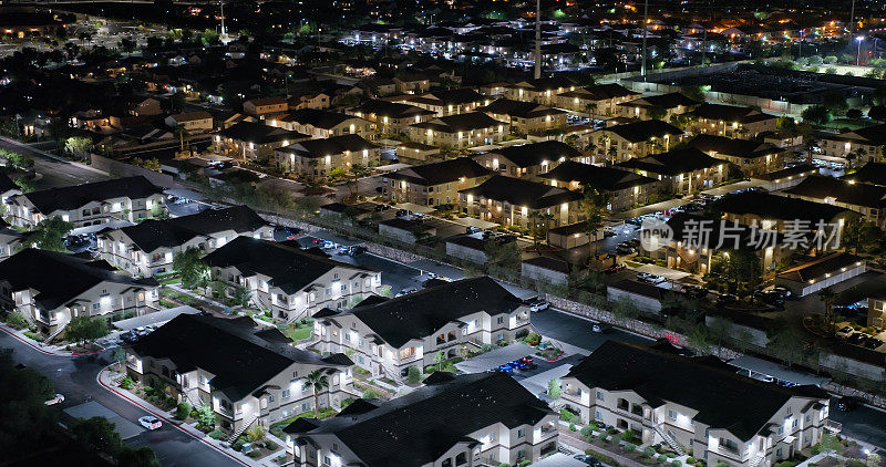 住宅建筑在亨德森，内华达州在夜间鸟瞰