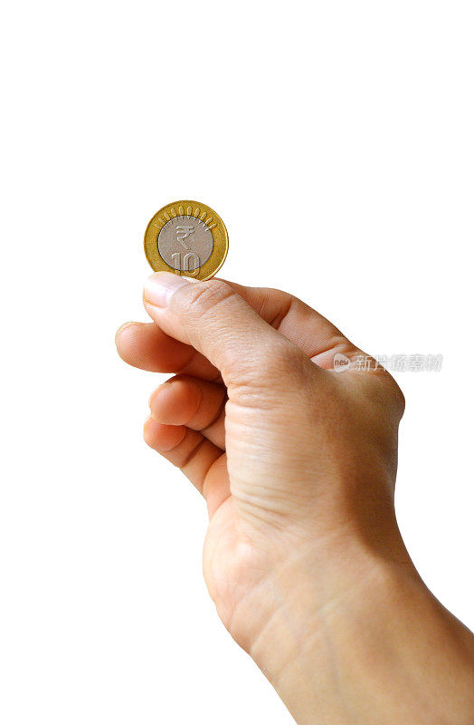 剪出一只手拿着，显示或显示10卢比面额的硬币在印度货币的黄金和白银的颜色隔离在白色垂直彩色透明背景与复制空间