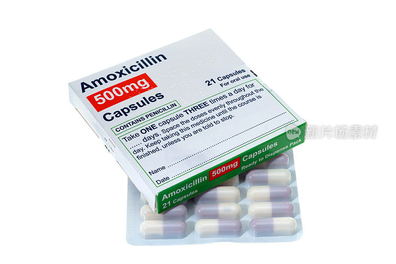 普通药盒和阿莫西林抗生素药片-白色背景