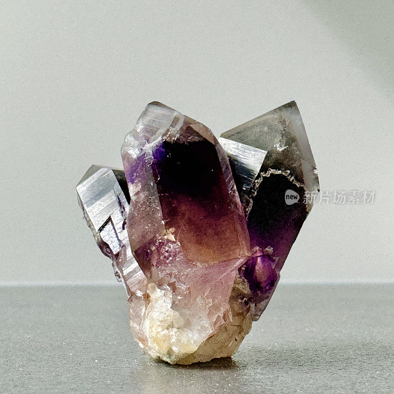 来自纳米比亚的幻影紫水晶矿物