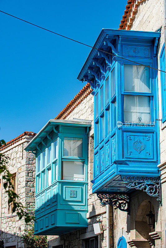 在伊兹密尔的阿拉帕拉塔伊，有九重葛和蓝色海湾窗的房子