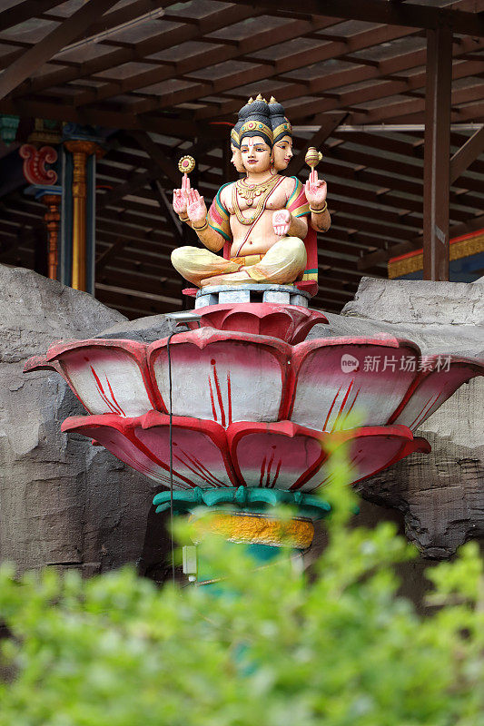 吉隆坡峇都洞印度寺庙外的宗教雕塑