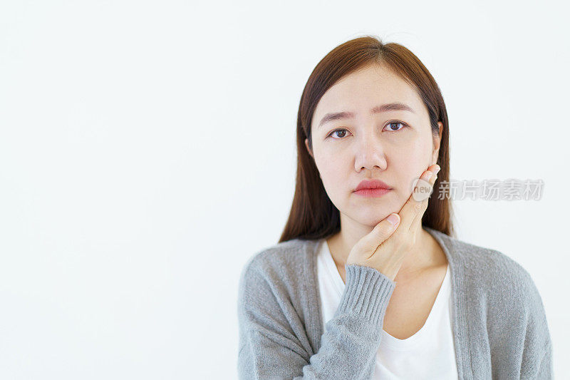 喝凉水的女人牙痛。