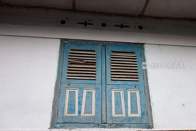 一扇蓝色木屋窗，古风