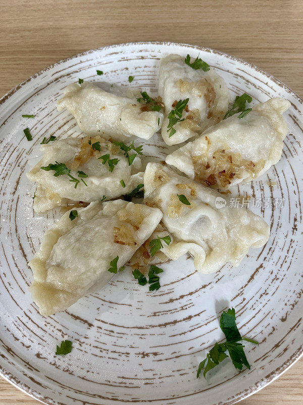 用肉和洋葱做波兰饺子