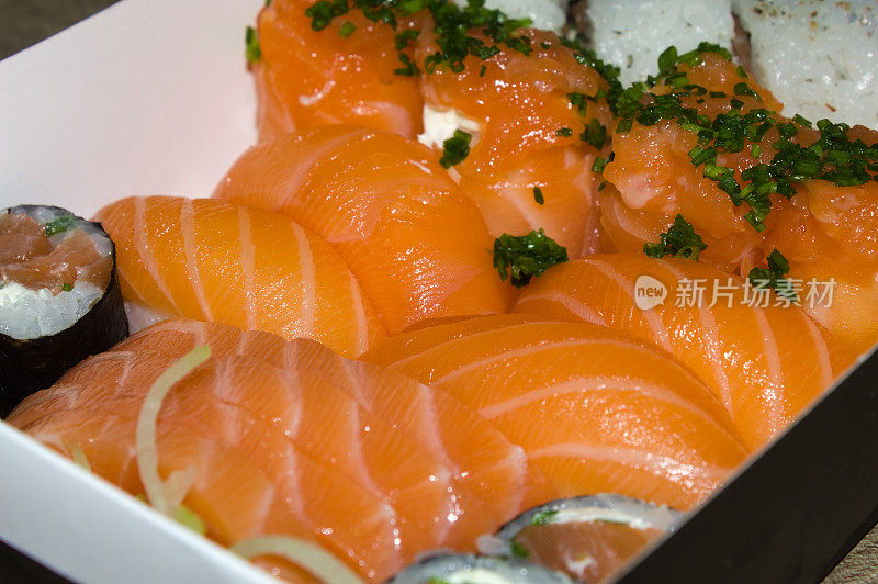 日本料理有寿司和三文鱼生鱼片和鲜鱼