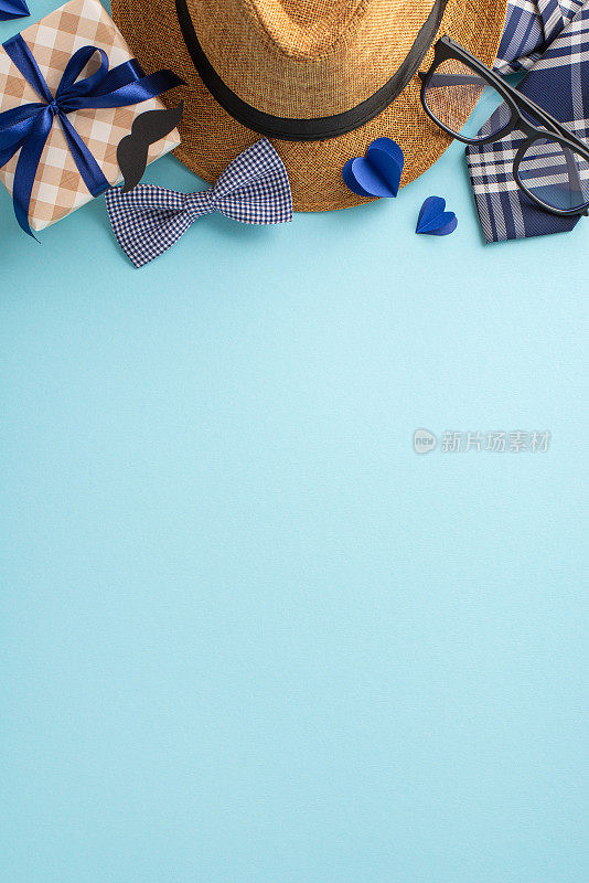 父亲节庆祝垂直设置有草帽，眼镜，礼盒，领结，和纸心在浅蓝色的背景