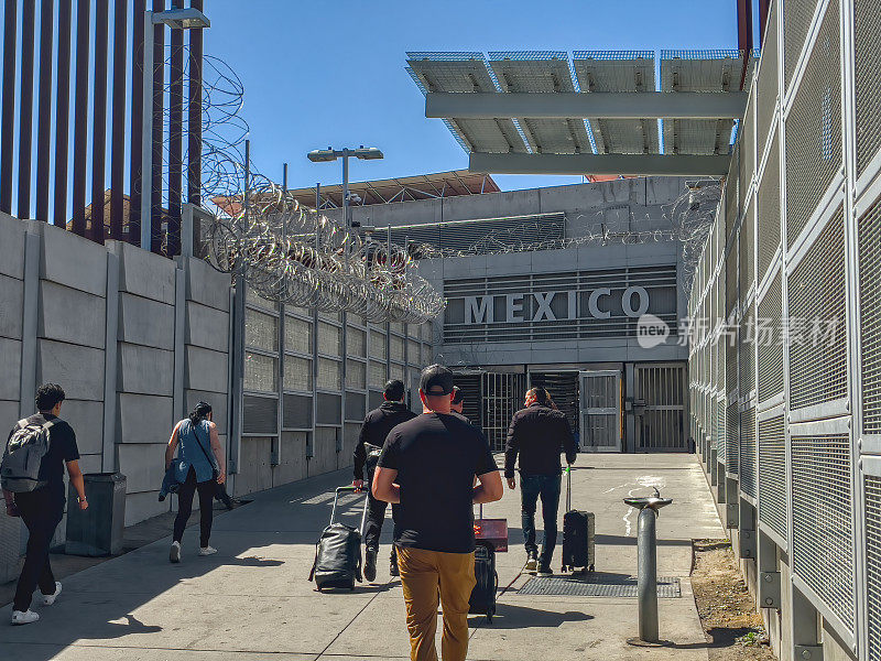 行人穿过边境进入墨西哥提华纳