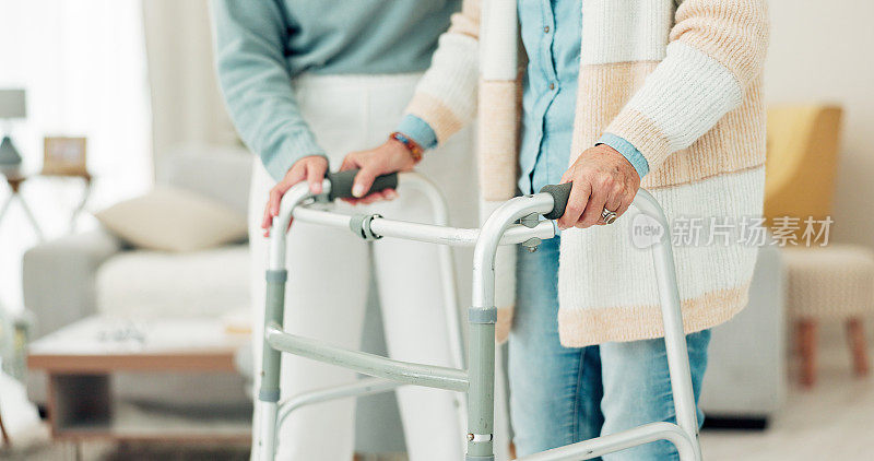 妇女，手和助行器在老年护理理疗，支持或信任在养老院。女护士或看护者在家中行走和帮助病人或残疾人的特写