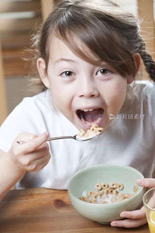 女孩吃麦片