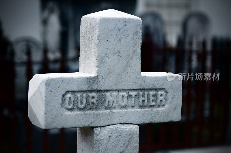 我们的母亲——刻在墓碑上