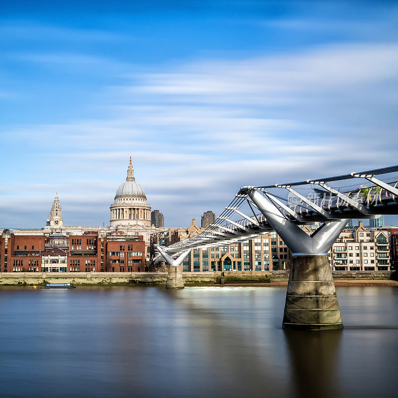 伦敦的天际线上有圣保罗大教堂和千禧桥
