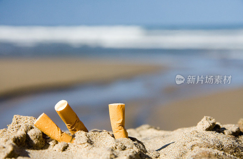 在海滩上抽三支烟