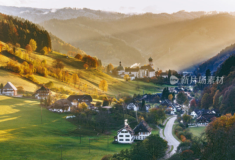 秋天的山谷与古老的村庄风景