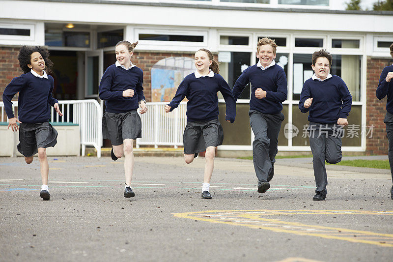 一群小学生在操场上跑步