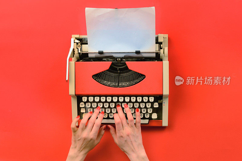 红色老式打字机，白纸