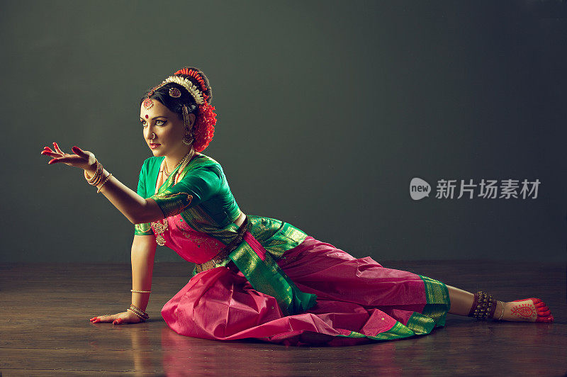 女孩跳古典印度舞库奇普迪。
