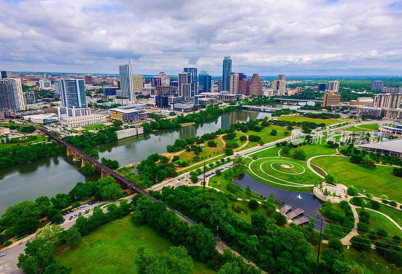 空中俯瞰奥斯汀德克萨斯绿色现代城市遇见自然