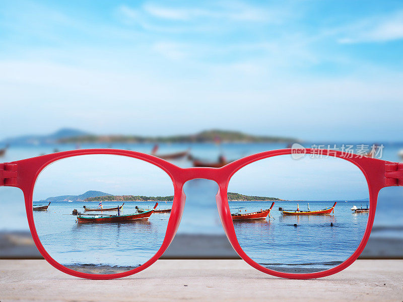 夏天的海滩聚焦在红色的眼镜
